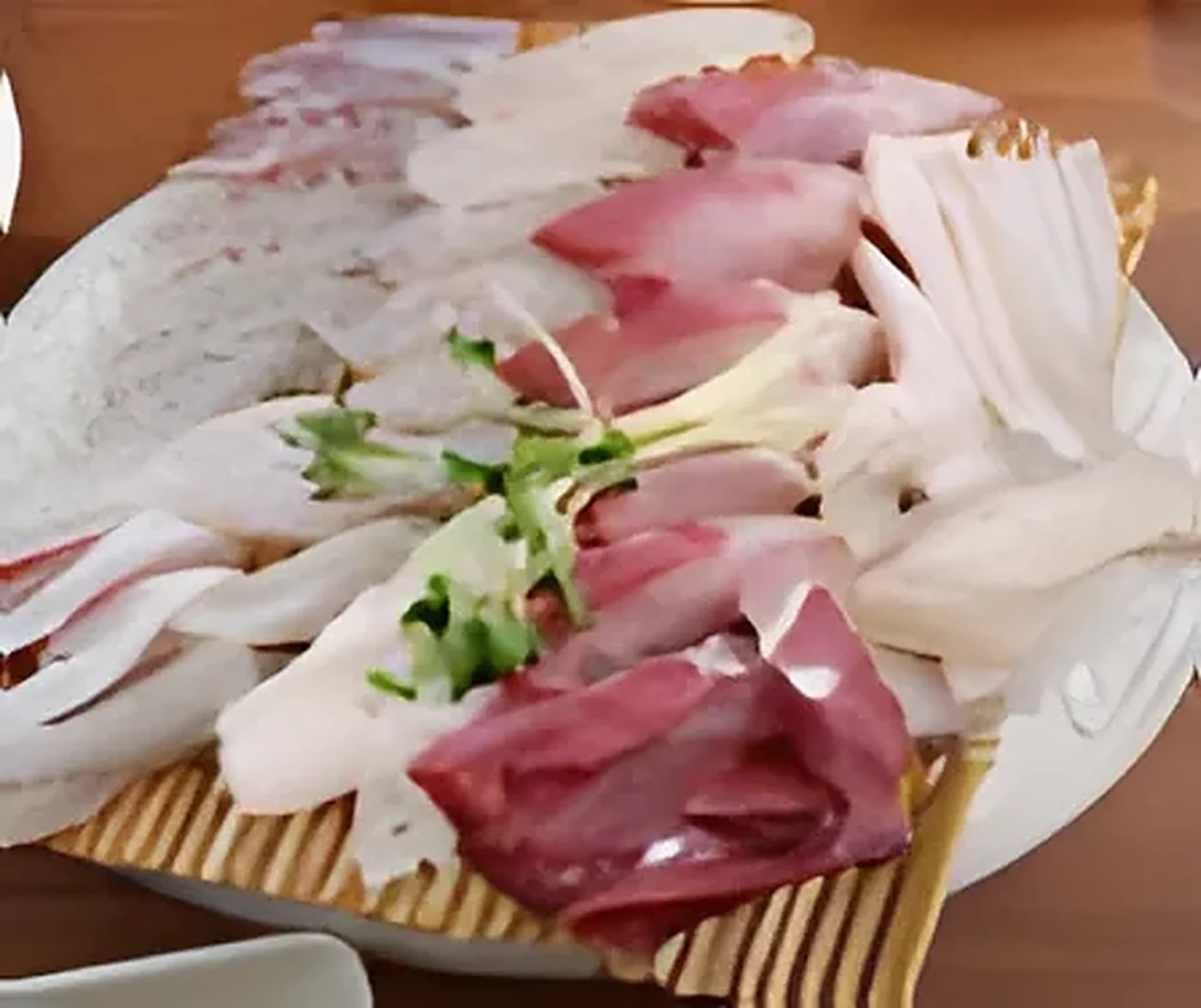 切りたての釜山のhoe(刺身)を盛り合わせた一皿
